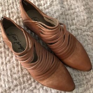 New Never worn Freepeople Lost Valley size 41